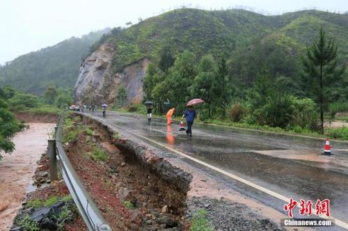 图为5月19日，江西赣州石城县珠坑乡塘台村通往福建宁化县的公路出现塌方。陈小强 摄