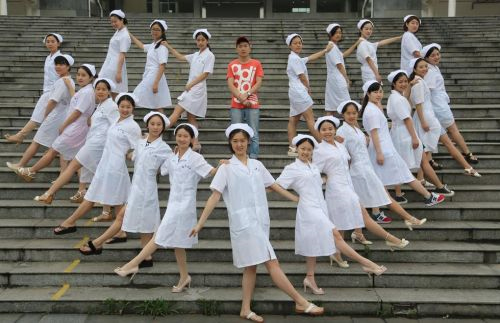 护理学院毕业照众女围一男-网友：众星捧月的待遇4