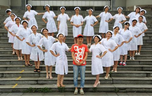 护理学院毕业照众女围一男-网友：众星捧月的待遇2