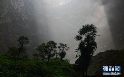 　5月19日，阳光照进锣圈岩天坑。