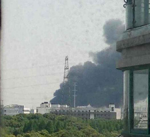 无锡新区一家纺织厂生产车间起火，火灾现场浓烟方圆10公里可见1