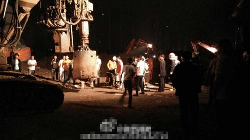 绳索捆绑的执法记录仪放至井下31到32米之间的位置再无法下探。救援人员初步判断应是小男孩被困的位置。从取上来的执法记录仪里，能听到了孩子的抽泣声。