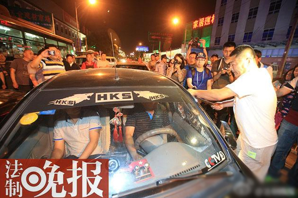 “黑车”司机锁车拒检查-执法人员锤子破窗3
