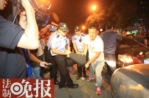 “黑车”司机锁车拒检查-执法人员锤子破窗2