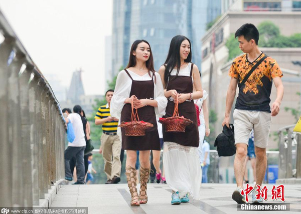 小敏和小悦在街头送外卖，吸引市民目光。吕甲 摄