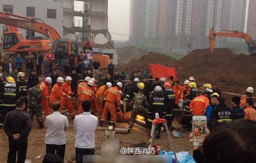 5月22日早8点，救援已持续12个小时，挖掘工作仍在继续，新挖的竖井深约35米，从竖井到孩子被困的深井横向距离为3米。连接两井之间开挖的横向通道内部狭窄，下井战士只能趴着作业，体力透支极大，需不停轮换人员开展挖掘作业。图为救援现场。