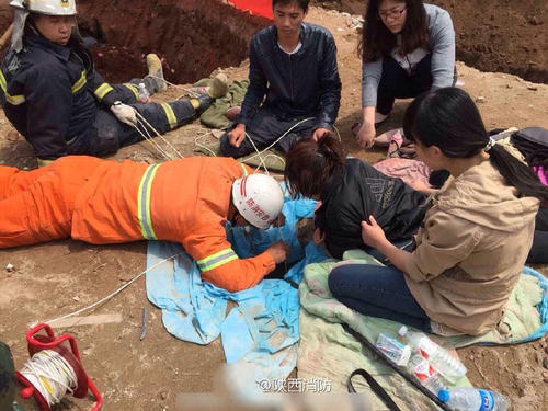 洞口守候的官兵多次向井下递送小瓶牛奶，但取回时发现孩子并未喝。据分析，应是因为被卡井壁，孩子无法做出握瓶和仰头喝奶的动作。地下救援也在同时进行着，由于井内空间狭小，只能容一名战士趴着作业，进展较艰难。
