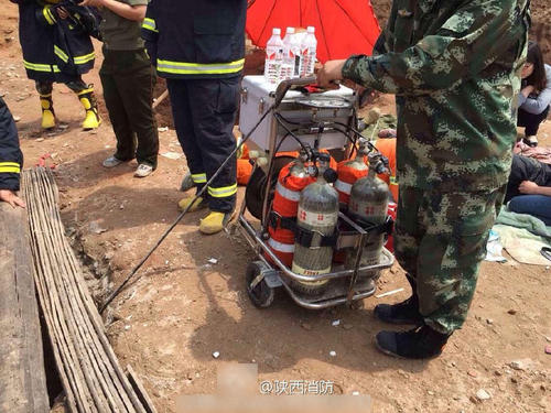 中午12点20分左右，下井救援的消防官兵已经确定孩子的位置，实施破拆井壁作业。