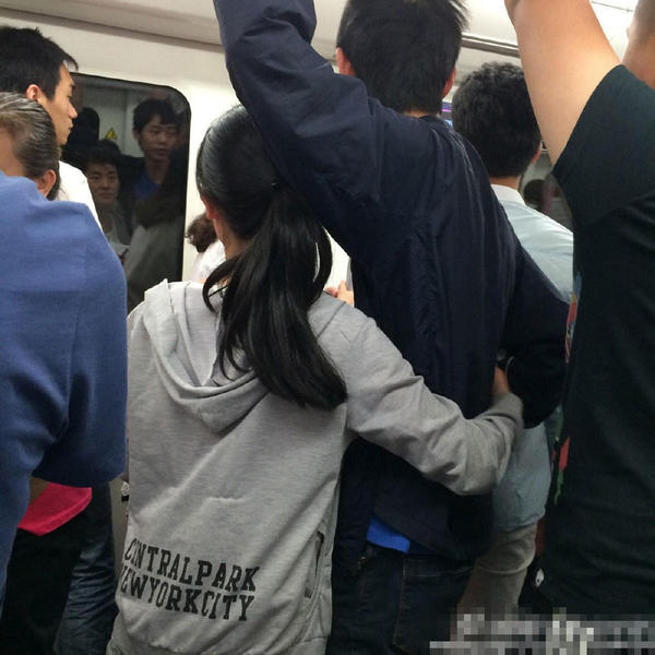 日前，有网友在微博上发了一组武汉地铁2号线上女乞讨者对男乘客“上下其手”的照片，据网友称“不给钱，就摸胸、搂腰”。