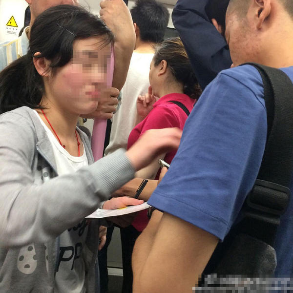 武汉地铁上的乞讨女孩对男乘客进行摸胸讨钱。