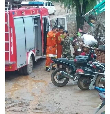 网曝云南一消防官兵救援现场不救人忙自拍2