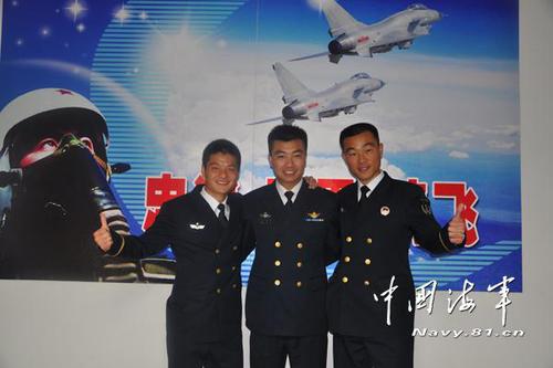 姜涛（中）与学员们在一起。来源：中国海军网