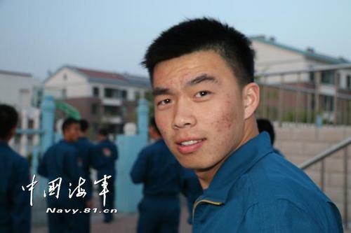 鲁朋飞在训练场上。来源：中国海军网