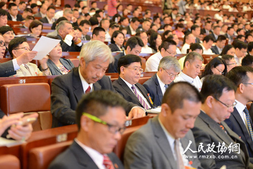 5、深圳市政协六届一次会议5月28日开幕，委员们认真听会_副本