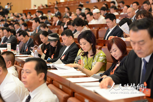 6、深圳市政协六届一次会议5月28日开幕，委员们认真听会_副本