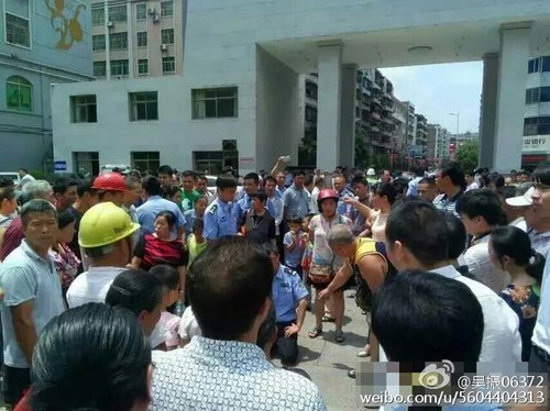据报道，杨波、唐建玉之前所反映的问题当地领导非常重视，多次接访，并召集相关部门对其反映的问题进行了调查并依法依规作出了处理，但杨波、唐建玉等人认为处理结果未达到个人诉求目的，又再次上访。图为事发现场。