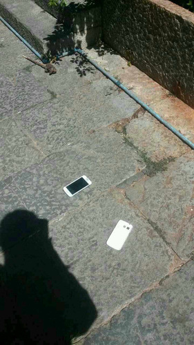 家属称，这是报警时被打人者抢夺后摔在地上的手机。