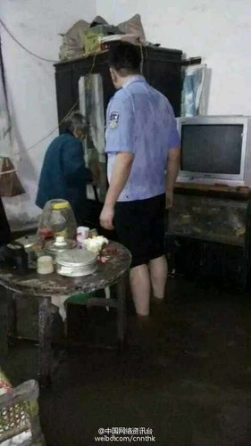 图为武警等部门转移群众。