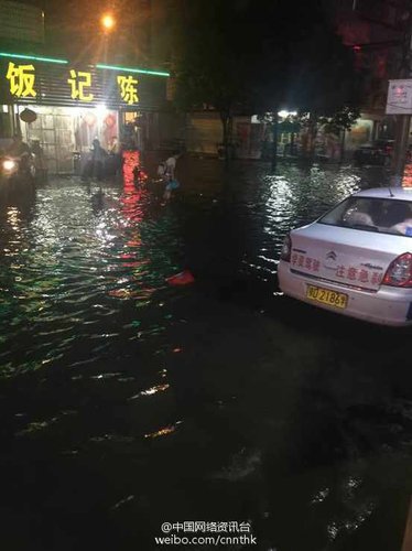 而湖北荆州监利县由于持续降雨，多条道路被淹，水深大约60公分，目前当地正在组织公安，武警等部门转移群众。
