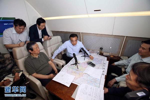 6月2日，在飞赴湖北监利长江客轮事件现场的途中，国务院总理李克强在专机上召集有关方面负责人研究落实施救措施。 新华社记者 丁林 摄1