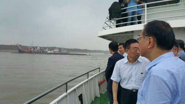 人民网监利6月2日电 （记者杨芳）李克强总理抵达监利事件现场后，迅速登船来到长江江心、距离翻沉船只仅五六十米处，与专家紧急商讨最佳施救方案。5