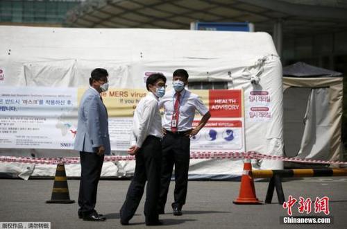 当地时间2015年6月2日，韩国首尔，韩国MERS疫情目前已造成2人死亡，疫情在全国范围内拉响警报，医院设立隔离区，民众出行戴口罩。