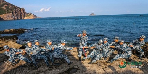 训练间隙有多种休闲活动，比如海边的拔河。曹占礼 摄
