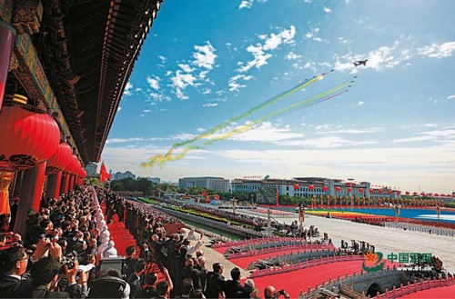 遇上国庆阅兵这样的重大活动，驾驶战机飞过天安门会成为你一辈子的荣耀记忆。张雷 摄