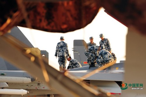 战机安全升空，离不开机务兵的严格把关。李爱明 摄