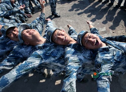 心理拓展训练让成空某司机训练大队学兵在紧张的训练间隙放松身心。刘应华 摄