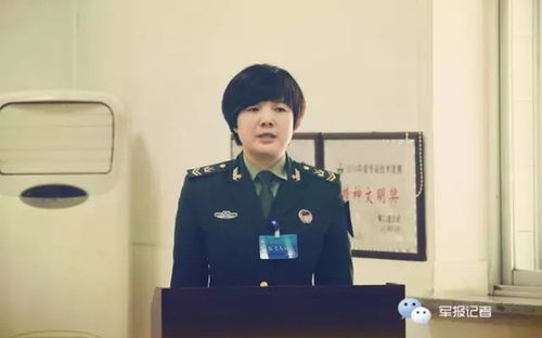 首位女士官长上岗