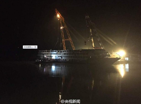 6月9日晚，打捞出水的“东方之星”发生一定程度倾斜，船体向左侧倾斜80厘米。武警官兵现场装沙袋配重调平，将沙袋运上东方之星右侧甲板放置，调平后将等待拖行至安全水域。据了解倾斜原因或与减载、水流等有关。央视记者刘峰 张宗尧 欧阳干湘 图片来源：央视新闻官方微博