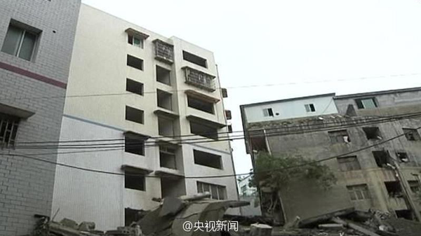 6月9日凌晨1点多，家住贵州遵义一栋七层楼房里的姬远奎夫妇，突然被一声闷响吵醒，两人发现家中墙体在掉灰，墙砖像在整体往下掉。意识到可能是垮塌后，夫妇俩赶紧挨家挨户敲门叫大家撤离。半个小时后楼垮塌了，幸好68名住户已全部安全撤出。张杰 摄 图片来源：央视新闻官方微博1
