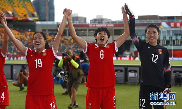 6月11日，中国队球员谭茹殷、李冬娜和王飞（从左到右）赛后向现场球迷致意。当日，在加拿大埃德蒙顿英联邦体育场举行的第七届国际足联女足世界杯A组小组赛中，中国队以1比0战胜荷兰队，获得首场胜利。新华社记者丁旭摄