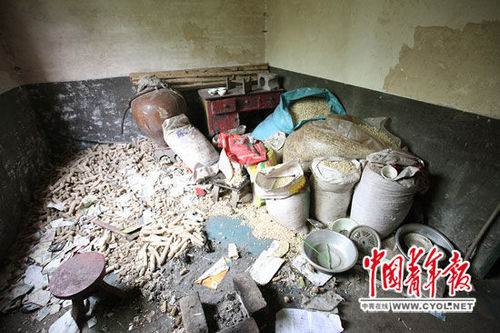 　6月11日，在4兄妹住的三层小楼里，一个房间堆满了玉米。白皓 摄