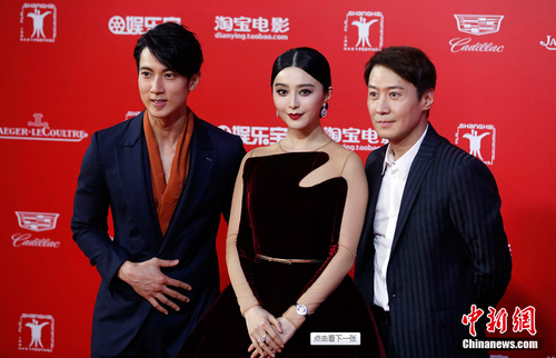 图为范冰冰、黎明、吴尊出席2015上海国际电影节开幕式。汤彦俊 摄