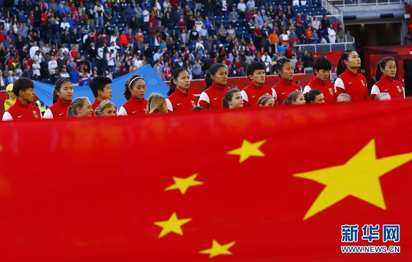 中国队首发球员在赛前出场仪式上。新华社记者丁旭摄