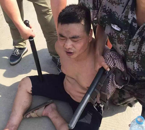 犯罪嫌疑人陈国勤被警方抓获现场图。