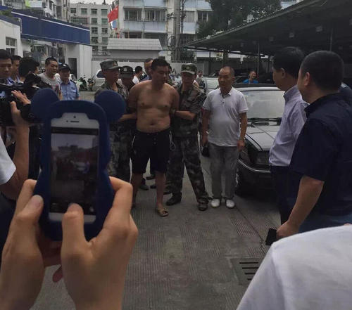 　据悉，陈国勤曾是工业区里一家鞋厂的普通工人，不过今年过完年后就辞了职。另据介绍，死亡的3人当中，有一位女性也是陈国勤所在鞋厂的女员工，另外两人则是工业区旁边名为“旺发自选”超市的老板娘母女。而受伤的2人胡某和谢某都是鞋厂的员工。