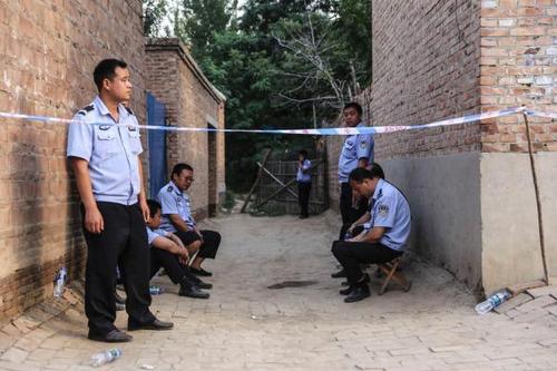 警察在发生枪战的一处现场警戒。澎湃新闻记者 李坤 图