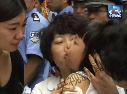 烈士袁帅的妻子和不满3岁的女儿。