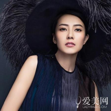 　高圆圆属于没架子的女神，对工作人员很贴心，一点都没有荧幕形象给人的那种距离感。