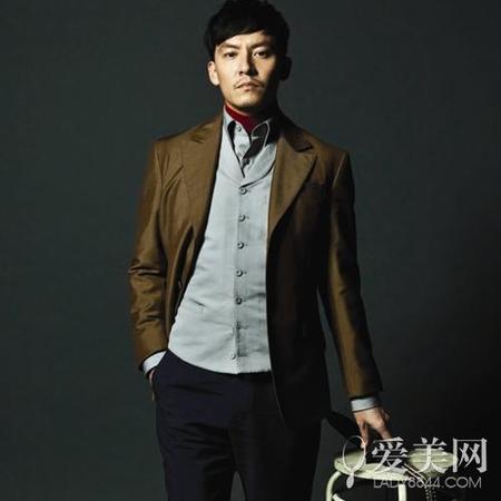 张震为了给工作人员让座，自己默默站了很久，如此贴心的男神真是好完美!