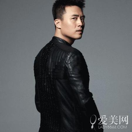 活动比预计时间结束得晚，他自己开车把记者送回家，虽然他鼻孔大长得一般，但此时此刻却散发出了男神般的光辉。