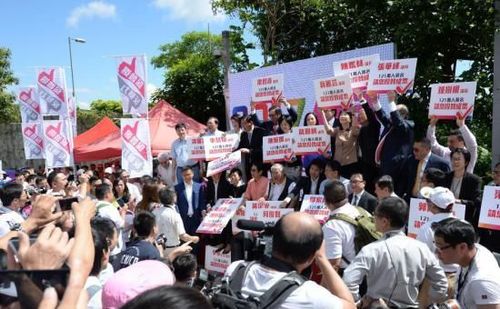 　6月17日上午，香港政府就政改方案提交立法会审议表决。图为支持政改方案的香港团体在立法会大楼外集会。