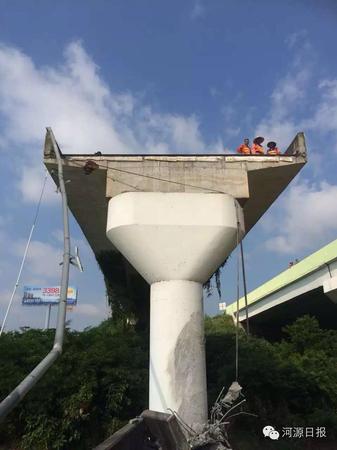 目前民警仍在事故现场勘测，事故当中人员伤亡情况仍在统计，事故原因正在调查当中。