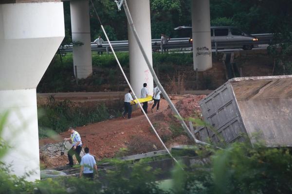 清晨5：25，救援人员在现场清理出一具遇难者遗体。据事故现场附近的废品场工作人员介绍，凌晨3：00许，突然听到巨响，便出来查看，当时匝道已断开倒塌。图为事故现场，有大货车翻倒在路面上。