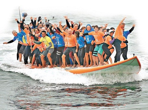 这块巨型冲浪板长42英尺(约12.8米)、宽11英尺、重1300磅，66名冲浪高手成功在冲浪板上冲浪12秒。