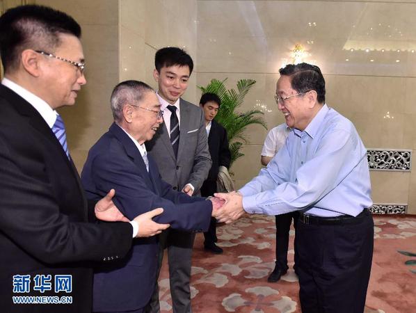 6月23日，中共中央政治局常委、全国政协主席俞正声在北京出席谭元寿先生舞台生活80周年座谈会，并会见谭元寿先生及其亲属。这是座谈会开始前，俞正声与谭元寿亲切握手交谈。 新华社记者 李涛 摄