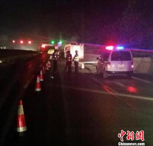 图为参与现场处置人员。　钟欣　摄1